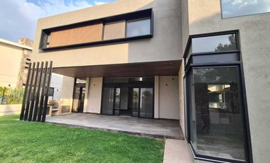 Venta de Casa en Querétaro, dentro del Club de Golf Campanario, 5 recámaras