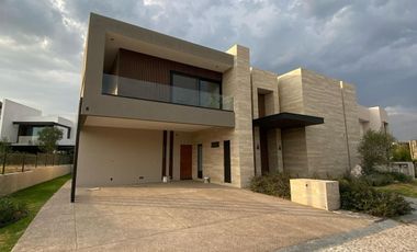 Venta de Casa en Querétaro, dentro del Club de Golf Campanario, 5 recámaras