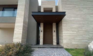 Venta de Casa en Querétaro, dentro del Club de Golf Campanario, 5 recámaras