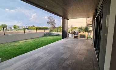 Venta de Casa en Querétaro, dentro del Club de Golf Campanario, 5 recámaras