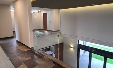 Venta de Casa en Querétaro, dentro del Club de Golf Campanario, 5 recámaras