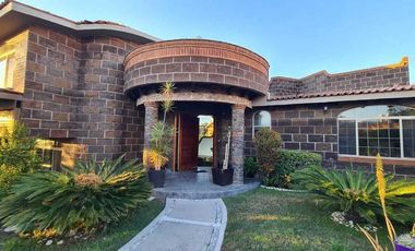 Casa en venta de una planta con 4 recámaras y enorme jardín en Vista Real, Corregidora, Querétaro