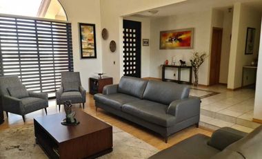 Venta de Casa en Querétaro, Villas del Mesón,  4 recámaras, 450 m2 de jardín.
