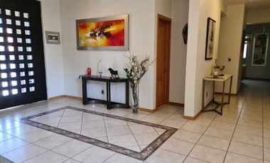 Venta de Casa en Querétaro, Villas del Mesón,  4 recámaras, 450 m2 de jardín.
