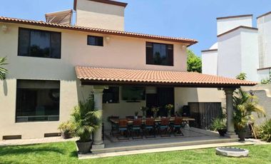 Venta de Casa en Querétaro, Villas del Mesón,  4 recámaras, 450 m2 de jardín.