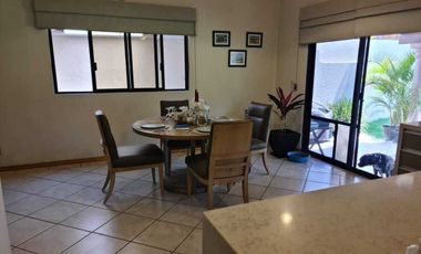 Venta de Casa en Querétaro, Villas del Mesón,  4 recámaras, 450 m2 de jardín.
