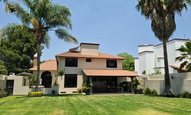Venta de Casa en Querétaro, Villas del Mesón,  4 recámaras, 450 m2 de jardín.