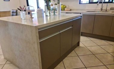 Venta de Casa en Querétaro, Villas del Mesón,  4 recámaras, 450 m2 de jardín.