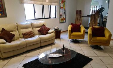 Venta de Casa en Querétaro, Villas del Mesón,  4 recámaras, 450 m2 de jardín.