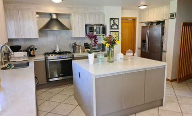 Venta de Casa en Querétaro, Villas del Mesón,  4 recámaras, 450 m2 de jardín.