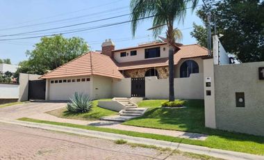 Venta de Casa en Querétaro, Villas del Mesón,  4 recámaras, 450 m2 de jardín.