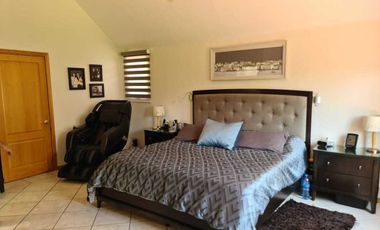 Venta de Casa en Querétaro, Villas del Mesón,  4 recámaras, 450 m2 de jardín.