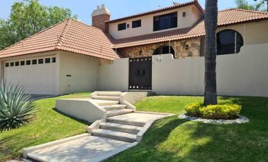 Venta de Casa en Querétaro, Villas del Mesón,  4 recámaras, 450 m2 de jardín.