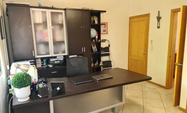 Venta de Casa en Querétaro, Villas del Mesón,  4 recámaras, 450 m2 de jardín.