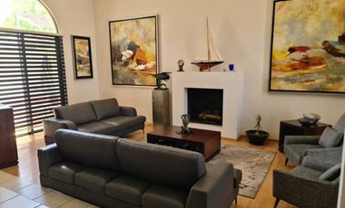 Venta de Casa en Querétaro, Villas del Mesón,  4 recámaras, 450 m2 de jardín.