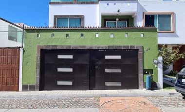 Venta de Casa en Querétaro, Milenio III, amplios espacios y jardín grande