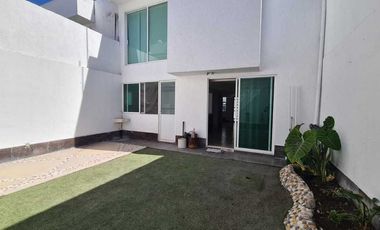 Venta de Casa en Querétaro, Milenio III, amplios espacios y jardín grande