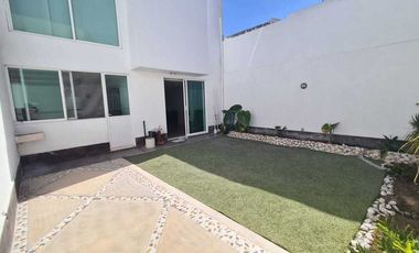 Venta de Casa en Querétaro, Milenio III, amplios espacios y jardín grande