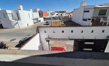 Venta de Casa en Querétaro, Milenio III, amplios espacios y jardín grande