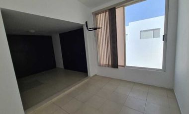 Venta de Casa en Querétaro, Milenio III, amplios espacios y jardín grande