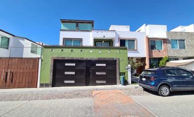 Venta de Casa en Querétaro, Milenio III, amplios espacios y jardín grande