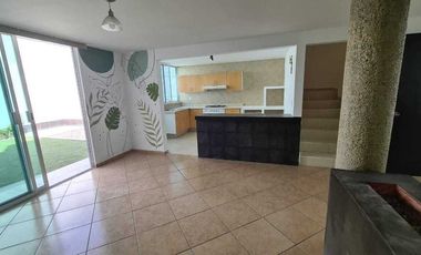 Venta de Casa en Querétaro, Milenio III, amplios espacios y jardín grande