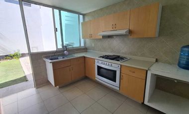 Venta de Casa en Querétaro, Milenio III, amplios espacios y jardín grande