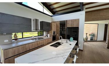 Casa campestre con 310 m2 en unidad cerrada  en El Retiro