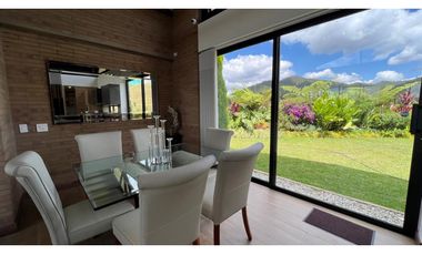 Casa campestre con 310 m2 en unidad cerrada  en El Retiro