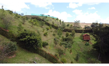 Casa campestre con 310 m2 en unidad cerrada  en El Retiro