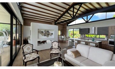 Casa campestre con 310 m2 en unidad cerrada  en El Retiro