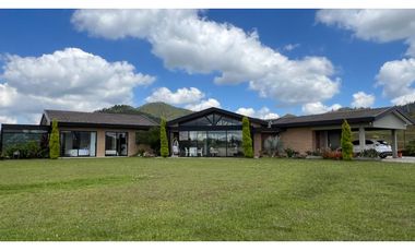 Casa campestre con 310 m2 en unidad cerrada  en El Retiro