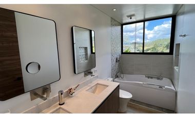 Casa campestre con 310 m2 en unidad cerrada  en El Retiro