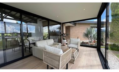 Casa campestre con 310 m2 en unidad cerrada  en El Retiro