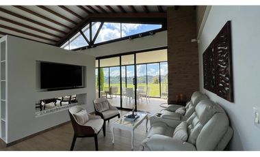 Casa campestre con 310 m2 en unidad cerrada  en El Retiro