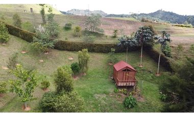 Casa campestre con 310 m2 en unidad cerrada  en El Retiro