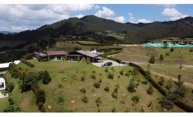 Casa campestre con 310 m2 en unidad cerrada  en El Retiro