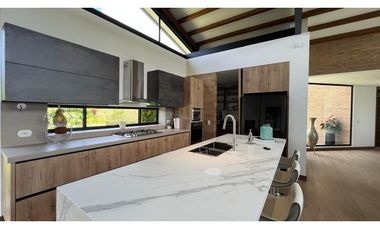 Casa campestre con 310 m2 en unidad cerrada  en El Retiro