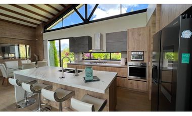 Casa campestre con 310 m2 en unidad cerrada  en El Retiro