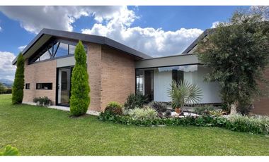 Casa campestre con 310 m2 en unidad cerrada  en El Retiro