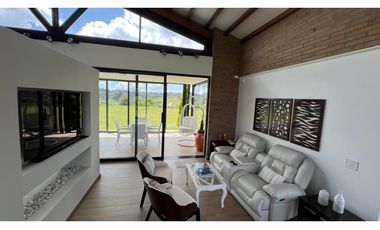 Casa campestre con 310 m2 en unidad cerrada  en El Retiro