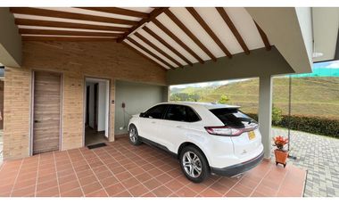 Casa campestre con 310 m2 en unidad cerrada  en El Retiro