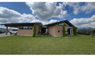 Casa campestre con 310 m2 en unidad cerrada  en El Retiro