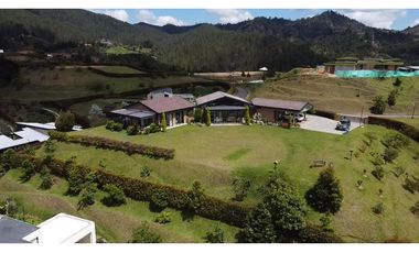 Casa campestre con 310 m2 en unidad cerrada  en El Retiro