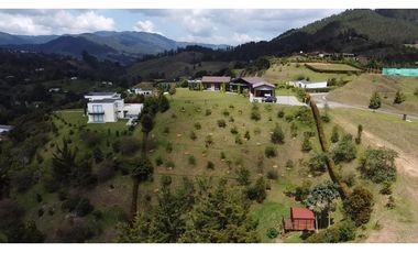 Casa campestre con 310 m2 en unidad cerrada  en El Retiro