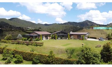 Casa campestre con 310 m2 en unidad cerrada  en El Retiro