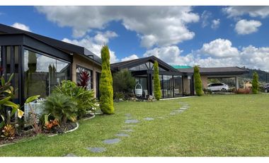 Casa campestre con 310 m2 en unidad cerrada  en El Retiro