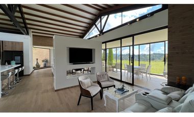 Casa campestre con 310 m2 en unidad cerrada  en El Retiro