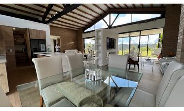 Casa campestre con 310 m2 en unidad cerrada  en El Retiro