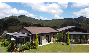 Casa campestre con 310 m2 en unidad cerrada  en El Retiro